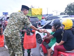 Berbagi Kebahagiaan Ramadan, Lanud Sultan Hasanuddin Bagikan Takjil di Simpang Lima Bandara