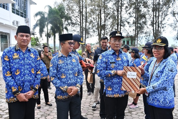 Wabup Samosir Menyerahkan SK Pensiun kepada 40 PNS, Tekankan Pengabdian dan Kekompakan ASN Wabup Samosir Menyerahkan SK Pensiun kepada 40 PNS, Tekankan Pengabdian dan Kekompakan ASN