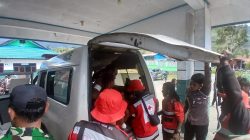 Aparat Gabungan TNI Bersama RSUD Mulia dan PMI Kab Puncak Jaya Evakuasi Pengungsi Korban Penembakan KKB di Distrik Sinak