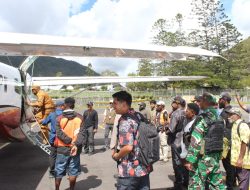 TNI-Polri Kawal Ketat Penyaluran Bantuan Pengungsi Kampung Kembru di Puncak Jaya