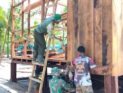 Satgas TMMD dan Warga Kebut Pemasangan Dinding Rumah Niko Makare