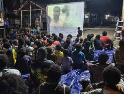 Nonton Bareng Film Edukasi, Satgas TMMD Bagikan Makanan Bergizi kepada Anak-Anak Kampung Keakwa