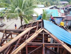 Satgas TMMD Ke-128 Kodim 1710/Mimika Genjot Pembangunan 5 Unit Rumah di Kampung Keakwa, Fokus Pemasangan Atap