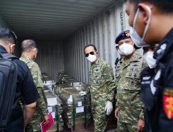 Kasum TNI Tinjau Pemeriksaan Kontainer Mineral Hasil Penindakan TNI AL di Batam