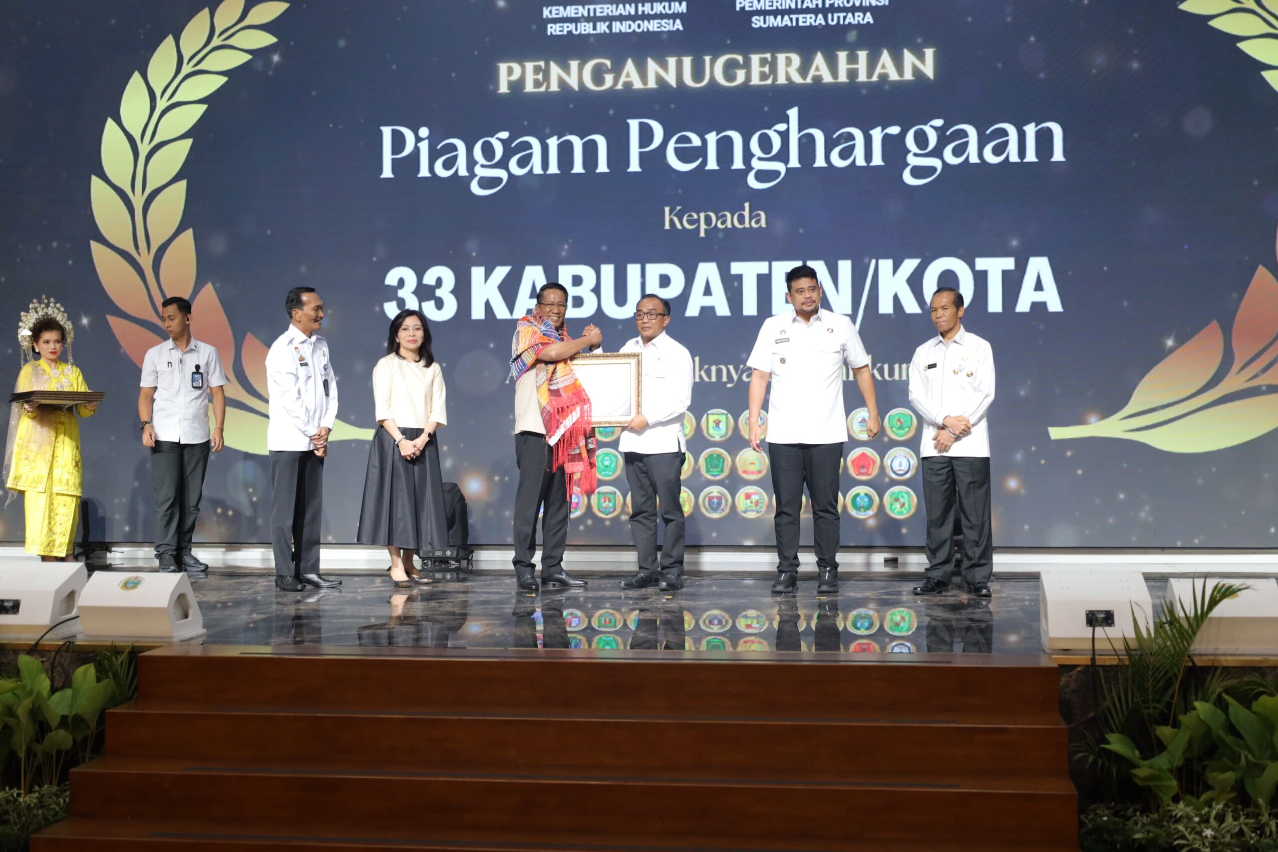 IMG-20260611-WA0024.jpg Peresmian Posbankum Desa/Kelurahan se-Sumut, Wabup Terima Piagam Penghargaan dari Menteri Hukum RI
